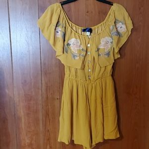 💛Francesca's💛 embrioidered💛shoulder romper 💛